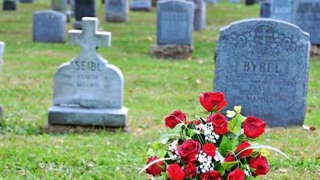 Michael Kotz hat das anonyme Grab von Ignaz Rosen auf dem St. Michaels Cemetery aufgespürt und mit Rosen geschmückt.