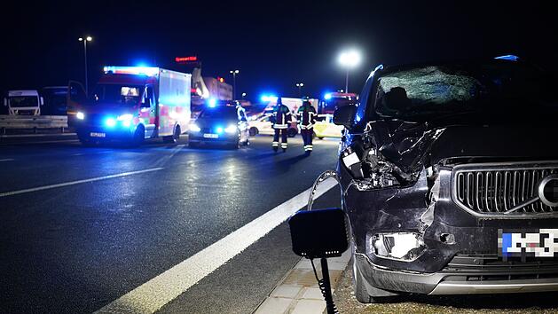 Ein Fu&szlig;g&auml;nger &uuml;berquerte die Fahrbahn der A3 und wurde von einem Pkw erfasst.