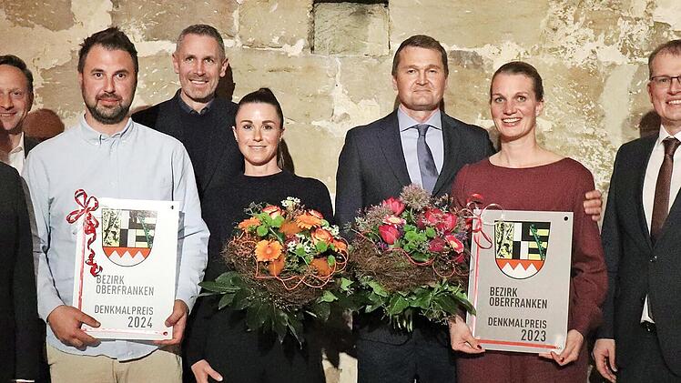 Fares Day und Christian Schneider erhielten von Bezirkstagspräsident Henry Schramm (Zweiter von links) den Denkmalpreis des Bezirks. Mit im Bild Bezirksheimatpfleger Günter Dippold (rechts), die Ehepartner, Landrat Klaus Peter Söllner (links), Rob...