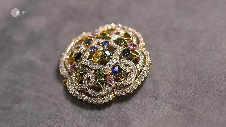 Andreas war fasziniert, dass sein Mitbringsel "Brosche, Anhänger und Kropfband-Verschluss fürs Oktoberfest" zugleich war. Dazu noch bestückt mit Brillanten und Saphiren. Die 1.300 Euro Preiswunsch erhöhte Patrick Lessmann auf 2.000. Sarah Schreiber bezahlte 1.600.