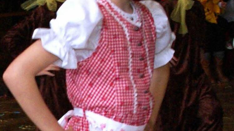 Gruppen des SKK bereicherten den Kinderfasching mit Aufführungen. Auch Lukas Heinkelmann, der den Geißenpeter mimte und die hier als "Heidi" zu sehende Emily Geber rissen die Anwesenden zu Begeisterungsstürmen hin.