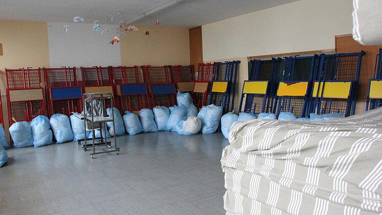 In einem der Klassenzimmer lagern Feldbetten, Matratzen (rechts) und Bettzeug (in den blauen Säcken. Diese Betten haben angeblich mit der Unterbringung der Flüchtlinge nichts zu tun.   Foto: Friedwald Schedel