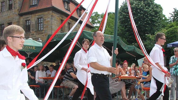 Der Bändertanz vor der Linde ist der Höhepunkt. Foto: Sonja Adam