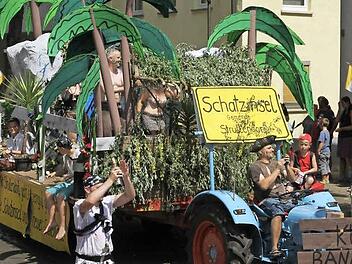 Gut vorbereitet auf tropische Temperaturen präsentierten sich die Kulturbanausen. Fotos: Bertram Wagner
