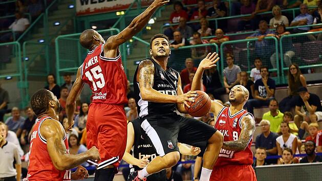 Malik M&uuml;ller setzt sich unter dem Korb gegen die beiden W&uuml;rzburger Lamonte Ulmer und Maurice Stuckey (r.) durch. Fotos: Daniel L&ouml;b und Peter A. Mularczyk
