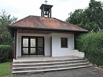 Die Stufen vor dem Leichenhaus im Friedhof in Dippach und die Fläche vor dem Eingang sollen erneuert werden. Dazu bringen sich die Dippacher mit Eigenleistung ein. Foto: Helmut Will