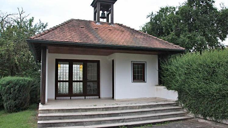 Die Stufen vor dem Leichenhaus im Friedhof in Dippach und die Fläche vor dem Eingang sollen erneuert werden. Dazu bringen sich die Dippacher mit Eigenleistung ein. Foto: Helmut Will