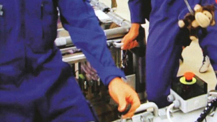 Film-Still aus Margarethe Kollmers Videoinstallation "Per Sie". Gezeigt werden Wissenschaftler in der Schwerelosigkeit.