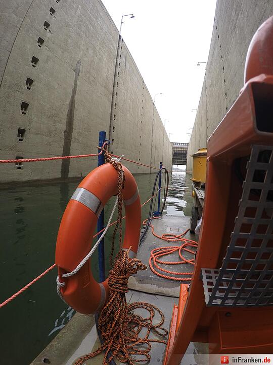 Auf Foto-Tour im  Inneren der Schleuse Erlangen