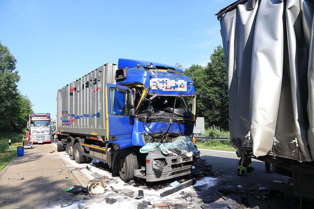 Schwerer Lkw-Unfall auf A3 sorgt für Vollsperrung