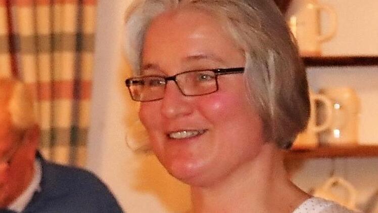 Dagmar Wennmacher, die Vorsitzende des Freundeskreises, zeigte Bilder vom Besuch der irischen Brauer und übergab einen "stein".