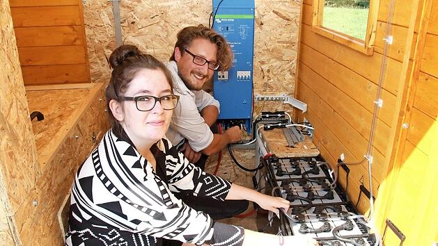 Marina Rivi&egrave;re wirkte aktiv beim Bau des Hybridkraftwerks mit. Es funktioniert und soll m&ouml;glichst schnell nach Kaya gebracht werden.