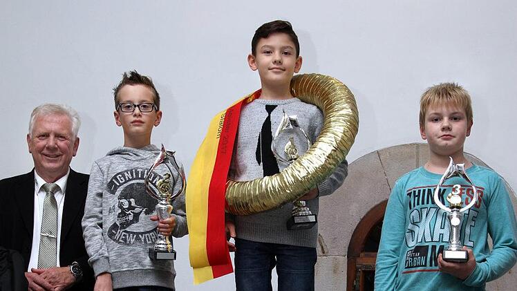 Das Podium der jüngsten unterfränkischen Kart-Meister mit (von links) ADAC-Nordbayern-Sportleiter Alfred Thomaka, Leandro Enders, Julian Friemelt und Felix Keller.Karlheinz Franz