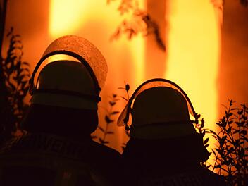 In Hafenlohr im Landkreis Main-Spessart fing das Haus einer Familie Feuer. Ein Großaufgebot der Feuerwehr konnte den Brand löschen. Foto: Ronald Rinklef