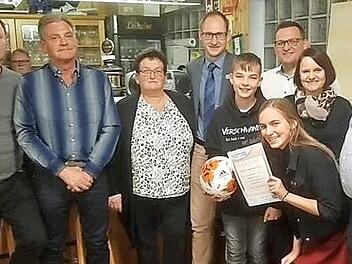 Ehrung der beim VfL äußerst engagierten Familie Trunzer (von links): Ulrich Kossack (Vorsitzender des VfL Frohnlach), Klaus Schillig (Zweiter Vorsitzender), Regina Trunzer, Bastian Büttner, Johannes Trunzer, Steffen Trunzer, Steffi Trunzer, Emily Trunzer und Hilmar Trunzer  Foto: Gerd Weibelzahl