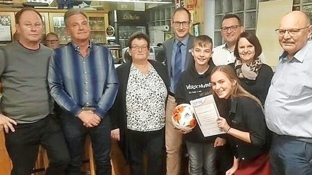 Ehrung der beim VfL äußerst engagierten Familie Trunzer (von links): Ulrich Kossack (Vorsitzender des VfL Frohnlach), Klaus Schillig (Zweiter Vorsitzender), Regina Trunzer, Bastian Büttner, Johannes Trunzer, Steffen Trunzer, Steffi Trunzer, Emily Trunzer und Hilmar Trunzer  Foto: Gerd Weibelzahl