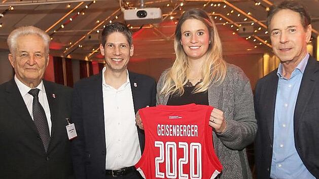 Gold-Rodlerin meets Basketball in "Freak City": Beim Neujahrsempfang von Brose Bamberg referierte Natalie Geisenberger &uuml;ber ihre Erfolgsstory - im Bild mit Pr&auml;sident Norbert Sieben, Gesch&auml;ftsf&uuml;hrer Arne Dirks und Aufsichtsratsvorsitzendem Michael Stoschek (von links).  Foto: Bertram Wagner