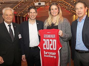 Gold-Rodlerin meets Basketball in "Freak City": Beim Neujahrsempfang von Brose Bamberg referierte Natalie Geisenberger über ihre Erfolgsstory - im Bild mit Präsident Norbert Sieben, Geschäftsführer Arne Dirks und Aufsichtsratsvorsitzendem Michael Stoschek (von links).  Foto: Bertram Wagner