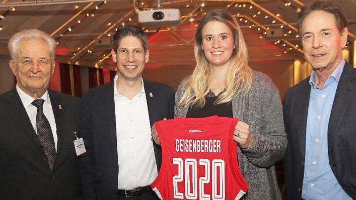 Gold-Rodlerin meets Basketball in "Freak City": Beim Neujahrsempfang von Brose Bamberg referierte Natalie Geisenberger über ihre Erfolgsstory - im Bild mit Präsident Norbert Sieben, Geschäftsführer Arne Dirks und Aufsichtsratsvorsitzendem Michael Stoschek (von links).  Foto: Bertram Wagner
