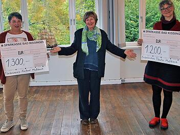 Solarstrom-Geschäftsführerin Ilse Schwarz (Mitte) übergab Spenden an die Vorsitzende des Freibad-Fördervereins, Barbara Keller (links) und die Chefin des Theaters Schloss Maßbach, Anne Maar.  Foto: Dieter Britz