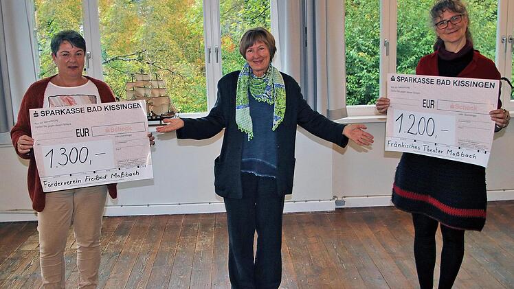 Solarstrom-Geschäftsführerin Ilse Schwarz (Mitte) übergab Spenden an die Vorsitzende des Freibad-Fördervereins, Barbara Keller (links) und die Chefin des Theaters Schloss Maßbach, Anne Maar.  Foto: Dieter Britz
