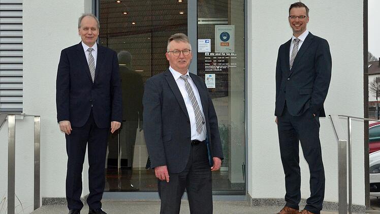 Vorstand Roland Knoll (von links), Fridolin Fischer und Filialdirektor Frank Fischer bei der Verabschiedung