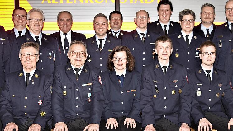 Der neue Vorstand der Stützpunktwehr von Altenkunstadt mit (v. l.) Kreisbrandmeister Michael Kannengießer, Bürgermeister Robert Hümmer, Kreisbrandinspektor Thilo Kraus und Kreisbrandrat Timm Vogler und den Führungskräften der Wehr.