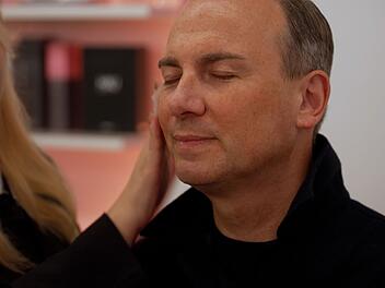 In der s&uuml;dkoreanischen Hauptstadt Seoul l&auml;sst sich Sternekoch Tim Raue auf eine Beauty-Behandlung ein.