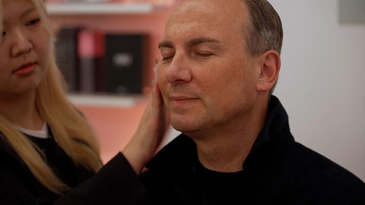 In der s&uuml;dkoreanischen Hauptstadt Seoul l&auml;sst sich Sternekoch Tim Raue auf eine Beauty-Behandlung ein.