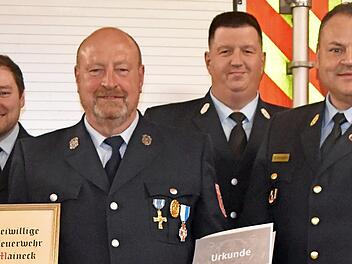Eine besondere Auszeichnung gab es f&uuml;r Andreas Fugmann (Zweiter v.l.), der zum Ehrenkommandanten ernannt wurde und zudem das Bayerische Feuerwehr-Ehrenkreuz des Landesfeuerwehrverbands in Silber erhielt.