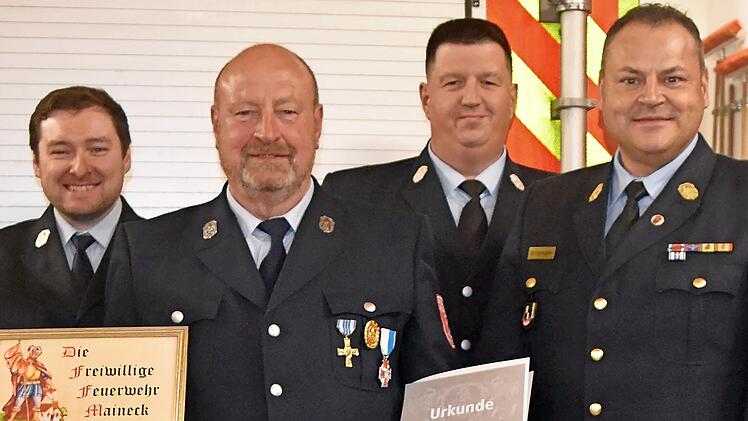 Eine besondere Auszeichnung gab es f&uuml;r Andreas Fugmann (Zweiter v.l.), der zum Ehrenkommandanten ernannt wurde und zudem das Bayerische Feuerwehr-Ehrenkreuz des Landesfeuerwehrverbands in Silber erhielt.
