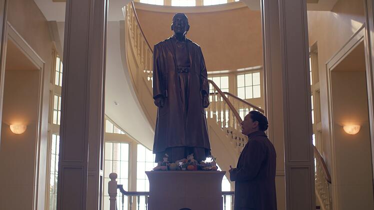 Gileads Top-Ausbilderin Aunt Lydia (Anne Dowd) darf sich in ihrer Schule f&uuml;r h&ouml;here T&ouml;chter &uuml;ber eine Statue von sich selbst freuen.