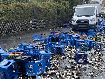 Bier-Trag&ouml;die im Kreis Coburg: Zahlreiche K&auml;sten bei Unfall zerst&ouml;rt