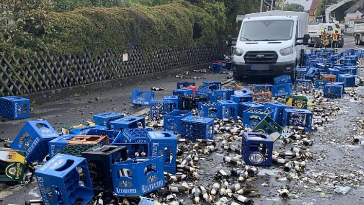 Bier-Trag&ouml;die im Kreis Coburg: Zahlreiche K&auml;sten bei Unfall zerst&ouml;rt