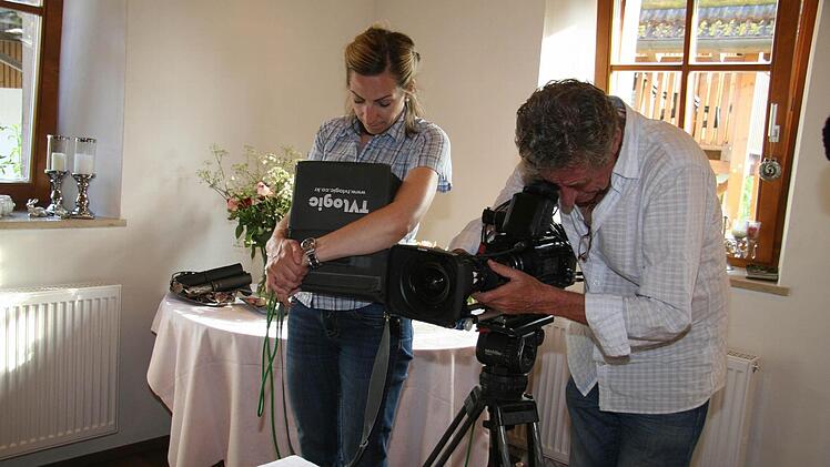 Während der Dreharbeiten kontrolliert Redakteurin Kathrin Meyer die Kameraaufnahmen.