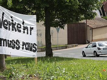 Viel Transitverkehr fließt durch Eltingshausen, was bei den Anwohnern auf wenig Gegenliebe stößt. Eine Umgehung soll Abhilfe schaffen. Fotos: Benedikt Borst