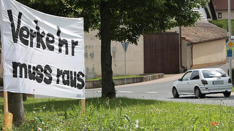 Viel Transitverkehr fließt durch Eltingshausen, was bei den Anwohnern auf wenig Gegenliebe stößt. Eine Umgehung soll Abhilfe schaffen. Fotos: Benedikt Borst