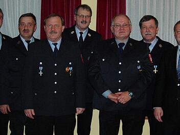 Staatliche Ehrungen für 40 Jahre Dienst in der Feuerwehr. Von links: Kreisbrandinspektor Marco Brust, Christian Breitenbach, Wolfgang Schmid, Paul Gundelach, Thomas Dziadek, Dieter Feller und Bad Kissingens Landrat Thomas Bold. Foto: Sebastian Schmitt-Mathea