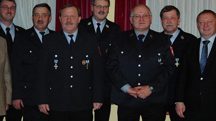 Staatliche Ehrungen für 40 Jahre Dienst in der Feuerwehr. Von links: Kreisbrandinspektor Marco Brust, Christian Breitenbach, Wolfgang Schmid, Paul Gundelach, Thomas Dziadek, Dieter Feller und Bad Kissingens Landrat Thomas Bold. Foto: Sebastian Schmitt-Mathea
