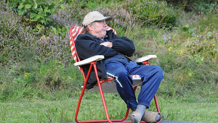 Gemütlich gemacht hat es sich dieser Fan in Reichenbach. Foto: Hopf