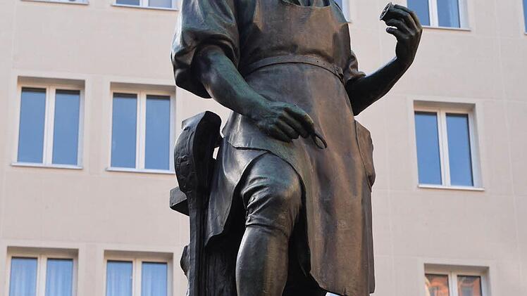 Peter Henlein als Brunnenfigur in Nürnberg. So stellte man sich den Uhrmacher 1905 vor; ein zeitgenössisches Bild von ihm gibt es nicht. Foto: Ronald Rinklef
