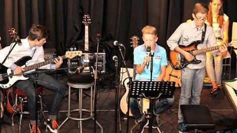 Janos Hübschmann junior sang das von ihm komponierte Stück "The Glass". Foto: Johanna Blum