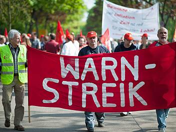 Bis zum ersten Warnstreik wird noch viel Zeit vergehen, aber die Vorbereitungen für die nächste Metaller-Tarifrunde beginnen allmählich - auch in Franken. Symbol-Foto (aus Berlin): Peer Grimm, dpa, Archiv