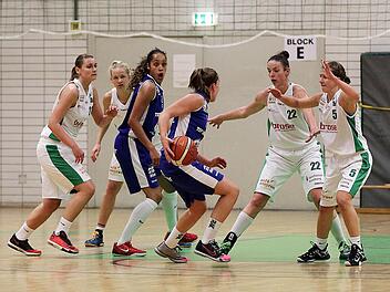 Die Bambergerinnen (wei&szlig;e Trikots, v. l.) Daniela Vogel, Ieva Jansone, Tanja Lehnert und Liisi Sokman sind auch gegen Mainz in der Verteidigung gefordert. Foto: sportpress