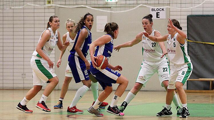 Die Bambergerinnen (wei&szlig;e Trikots, v. l.) Daniela Vogel, Ieva Jansone, Tanja Lehnert und Liisi Sokman sind auch gegen Mainz in der Verteidigung gefordert. Foto: sportpress