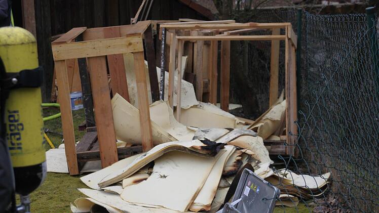 Einer von zwei großen Haufen an Dämm- und Holzmaterial, das aus dem Anbau getragen wurde.  Foto: Andreas Schmitt