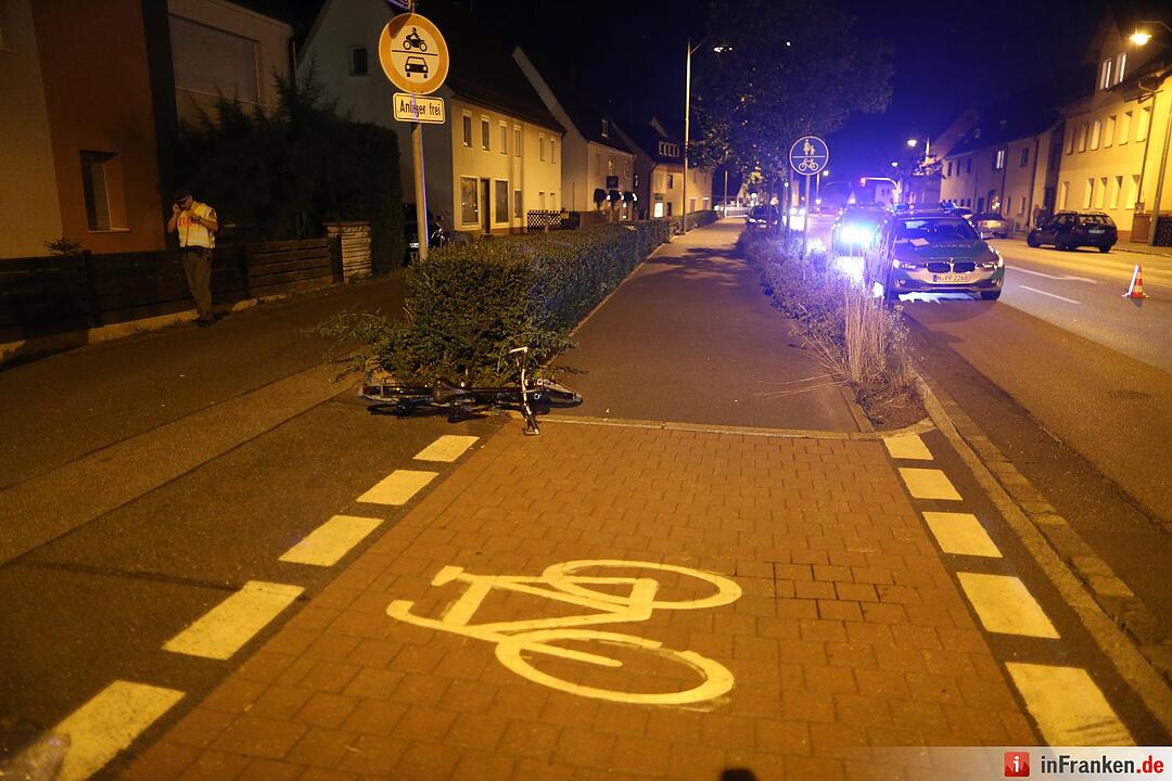 Radfahrer bei Kollision mit Streifenwagen schwer verletzt
