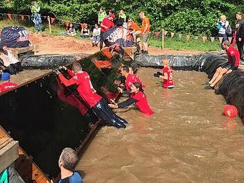 Etwa 20 Hindernisse auf 18 Kilometer verteilt mussten die Teilnehmer am "Tough Mudder" &uuml;berwinden. Fotos: privat