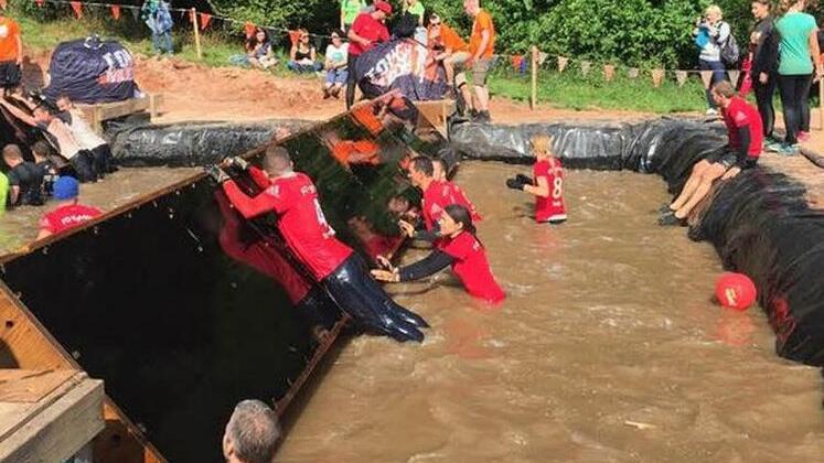 Etwa 20 Hindernisse auf 18 Kilometer verteilt mussten die Teilnehmer am "Tough Mudder" &uuml;berwinden. Fotos: privat