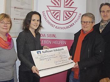 Von links: SkF-Vorsitzende Sybille P&uuml;ttner, Diplom-Sozialp&auml;dagogin Carina Huber-Geldner, Schatzmeister Peter Gottmann und Lions-Freund Robert Wachter bei der Spenden&uuml;bergabe Foto: Heike Sch&uuml;lein